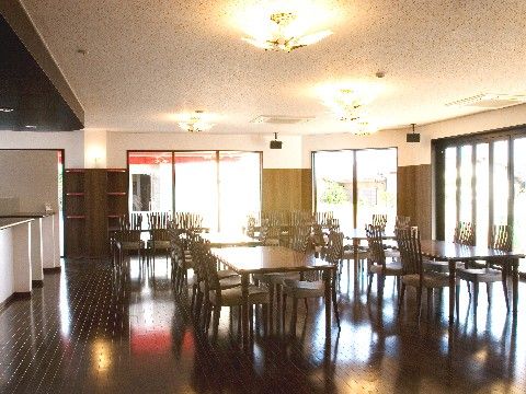 落ち着いた雰囲気のダイニングルームには、シャンデリアがついている。カフェのような雰囲気があるので、おしゃべりが弾む。