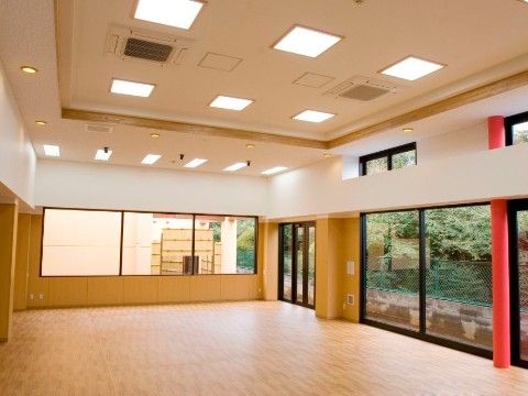 広くバリアフリーの多目的ホールは、冷暖房が完備されているので年中快適に過ごすことができる。天井が高く大きな窓に面しているので、開放感がある。