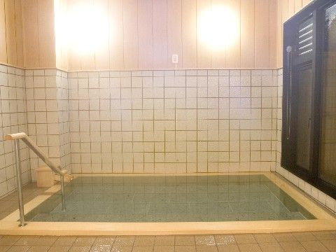 浴室と浴槽に段差はなく、手すりがついているので、安全に入浴できる。浴槽は広いので、十分に足を伸ばしてリラックスできる。