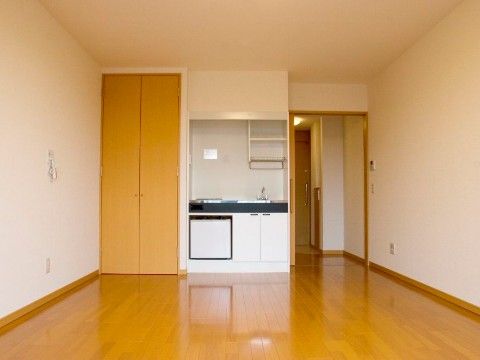 バリアフリーのシンプルな居室には、キッチンが備え付けられてある。大きな収納スペースもあるため、整理整頓がしやすい。