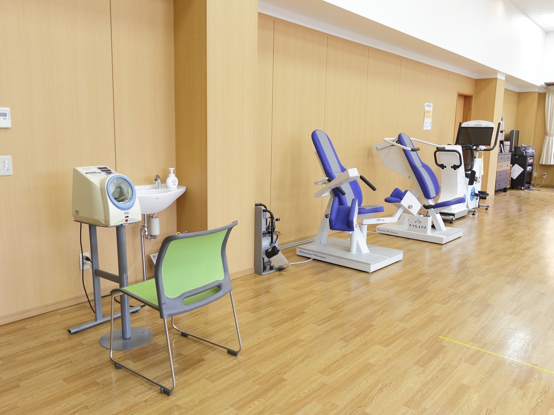 多目的ホール内に、血圧計、手洗い器、機能回復や運動不足解消のためのトレーニングマシンが設置されている。