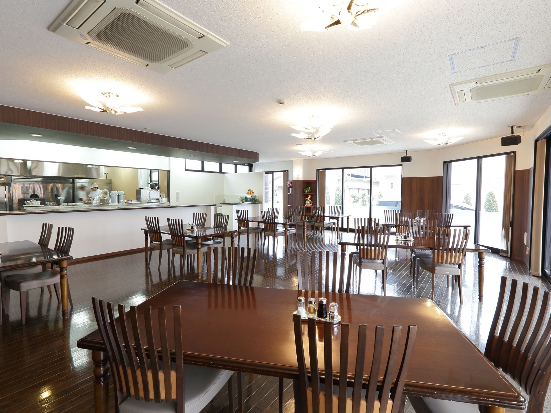 食堂の内装や家具は濃い茶色を基調にしており、落ち着いた雰囲気である。オープンキッチンでは調理スタッフが作業している様子を見ることができる。