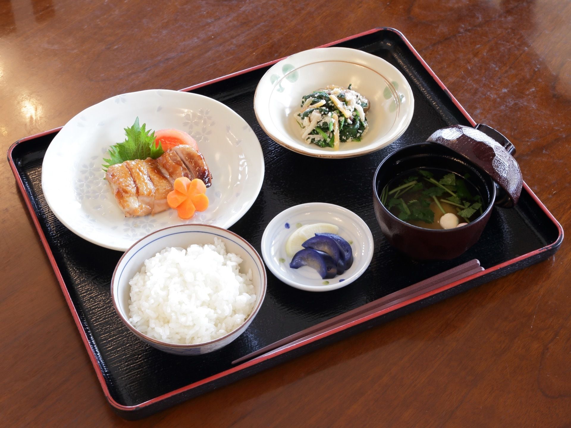 一汁三菜の和食の献立。食材が彩りよく盛り付けられている。毎食２種類のメニューから選択することができる。