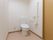 居室内のトイレには、Ｌ字型の手すり、温水便座、緊急呼出しボタンが設置されている。車椅子をご利用の方も楽に移動ができる広さがある。