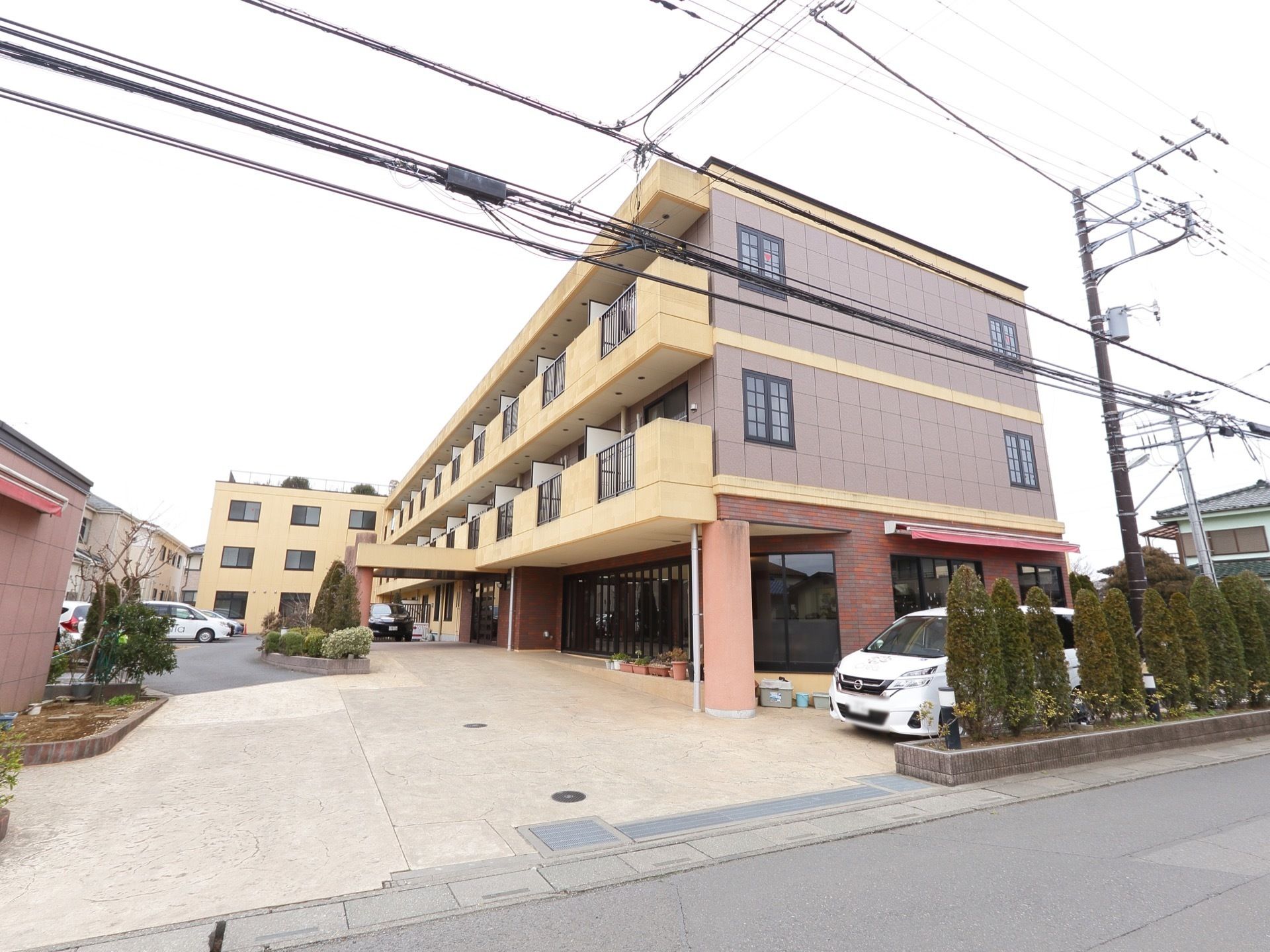 重量鉄骨３階建て。総数50室の居室がある。モダンなデザインが印象的である。駐車場とロータリーを併設している。