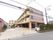 重量鉄骨３階建て。総数50室の居室がある。モダンなデザインが印象的である。駐車場とロータリーを併設している。