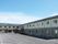 広い駐車場がある２階建ての建物は日当たりのいい場所に建っていてエル字型。