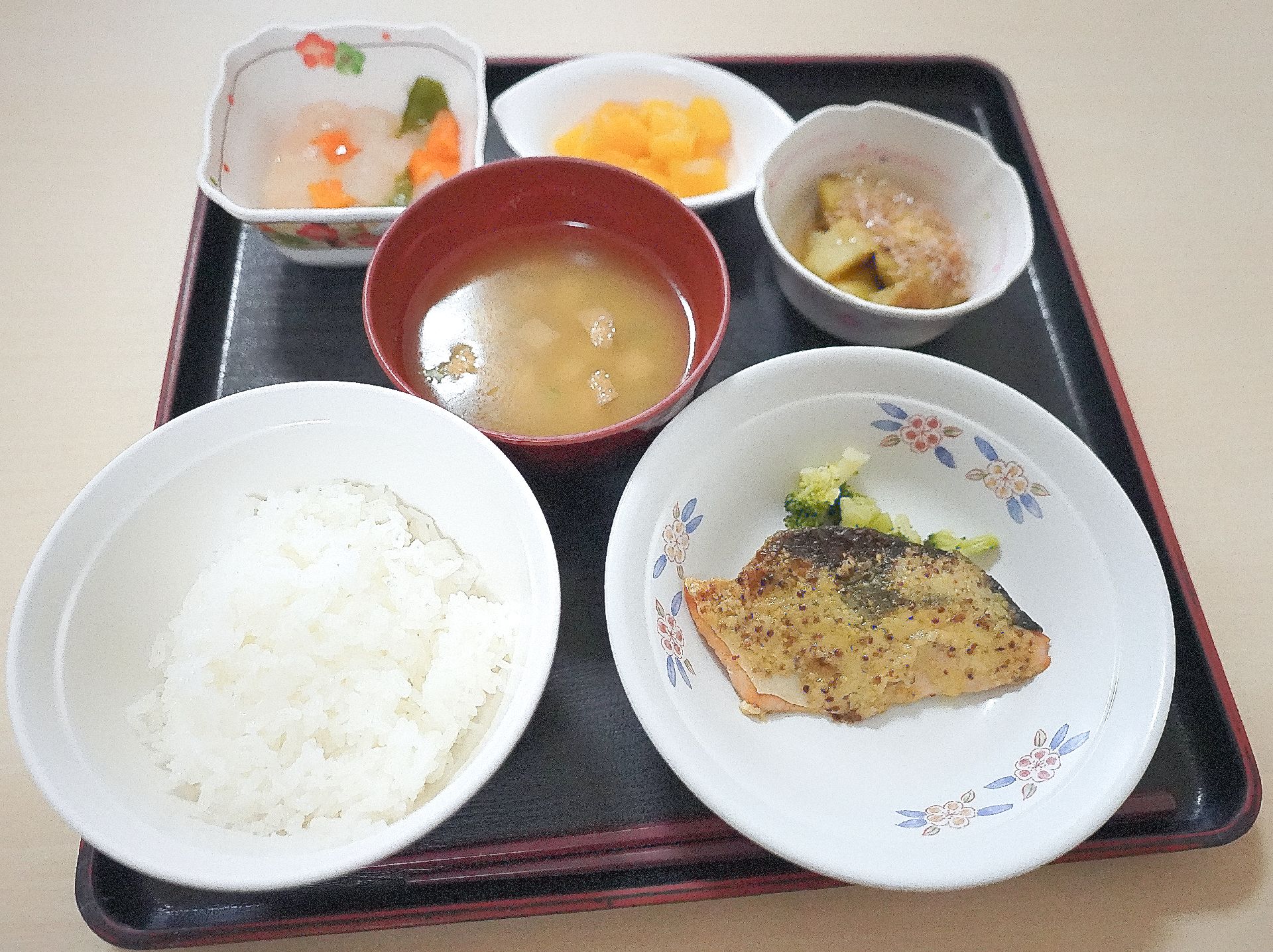 焼き魚とご飯と味噌汁のセット