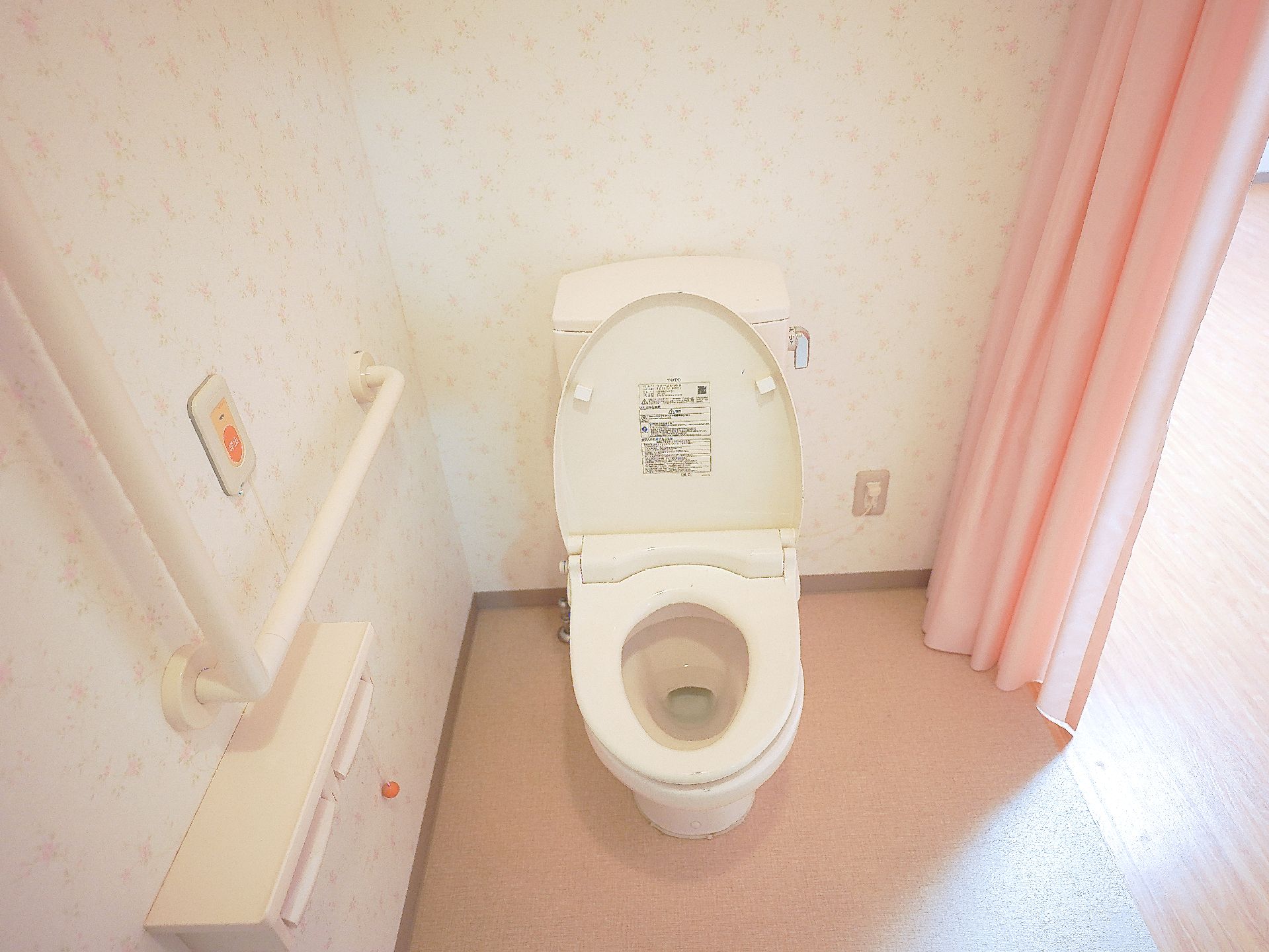 仕切りがカーテンの居室内トイレ