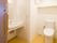 スライド式のドアが設置されたトイレ内には洋式のトイレと車いす対応の洗面所もある。