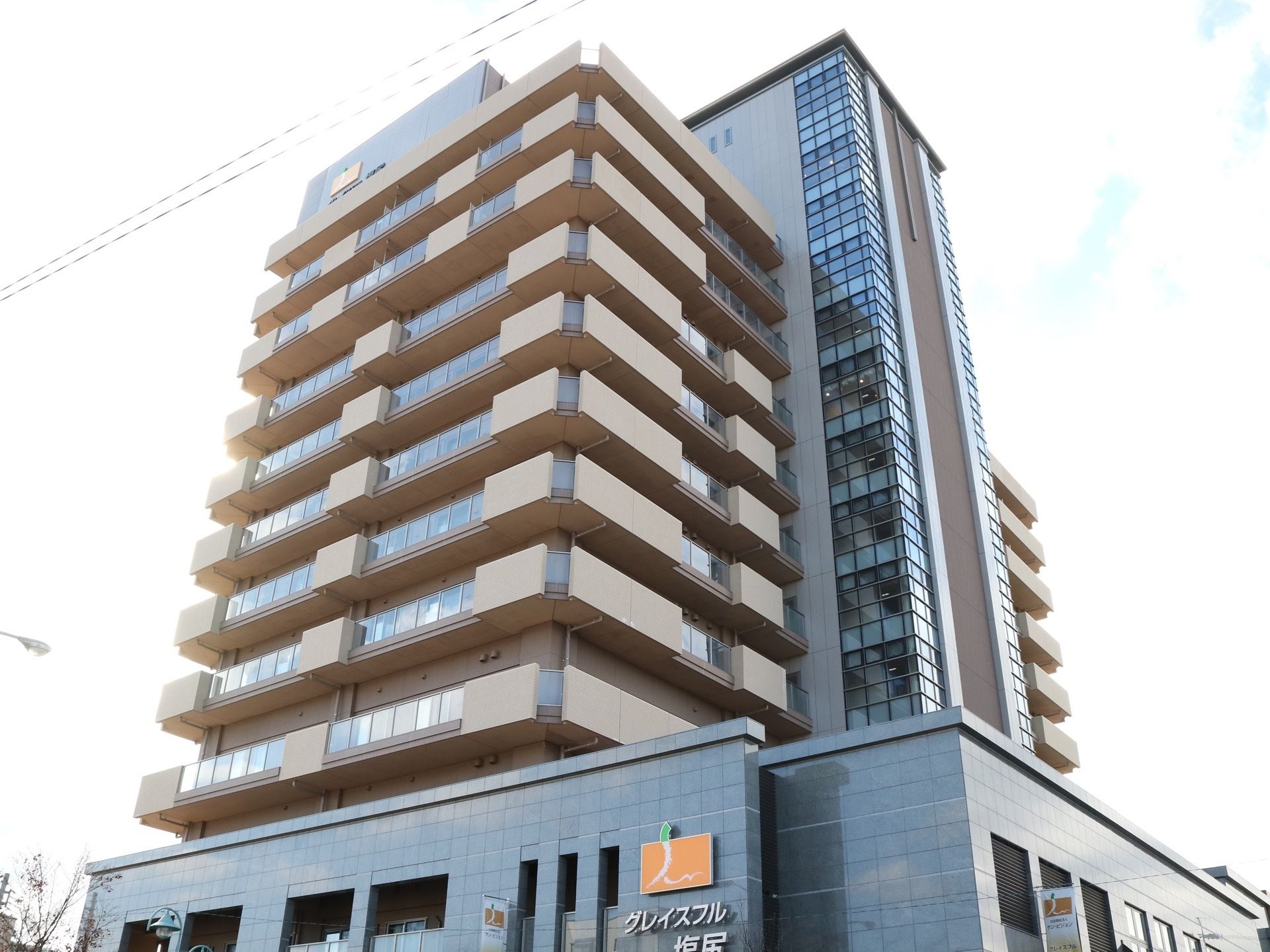 中層階から高層階にかけてモダンな印象を与える。マンションを思わせるような造りで、数多くの入居者様が過ごしている。