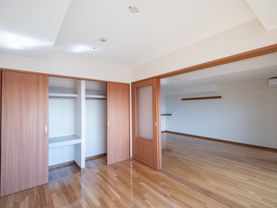 木のぬくもりが感じられる、洋風の個室である。部屋の仕切り扉が設置されている。広々としたクローゼットもある。