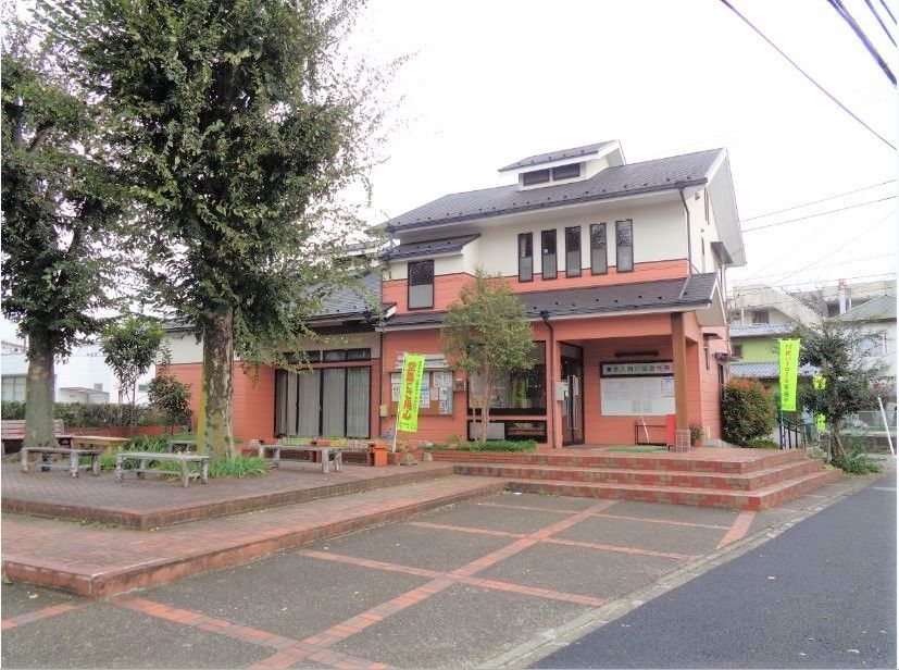 2階建ての自治会館は朱色の壁が目を引く和風の建物。