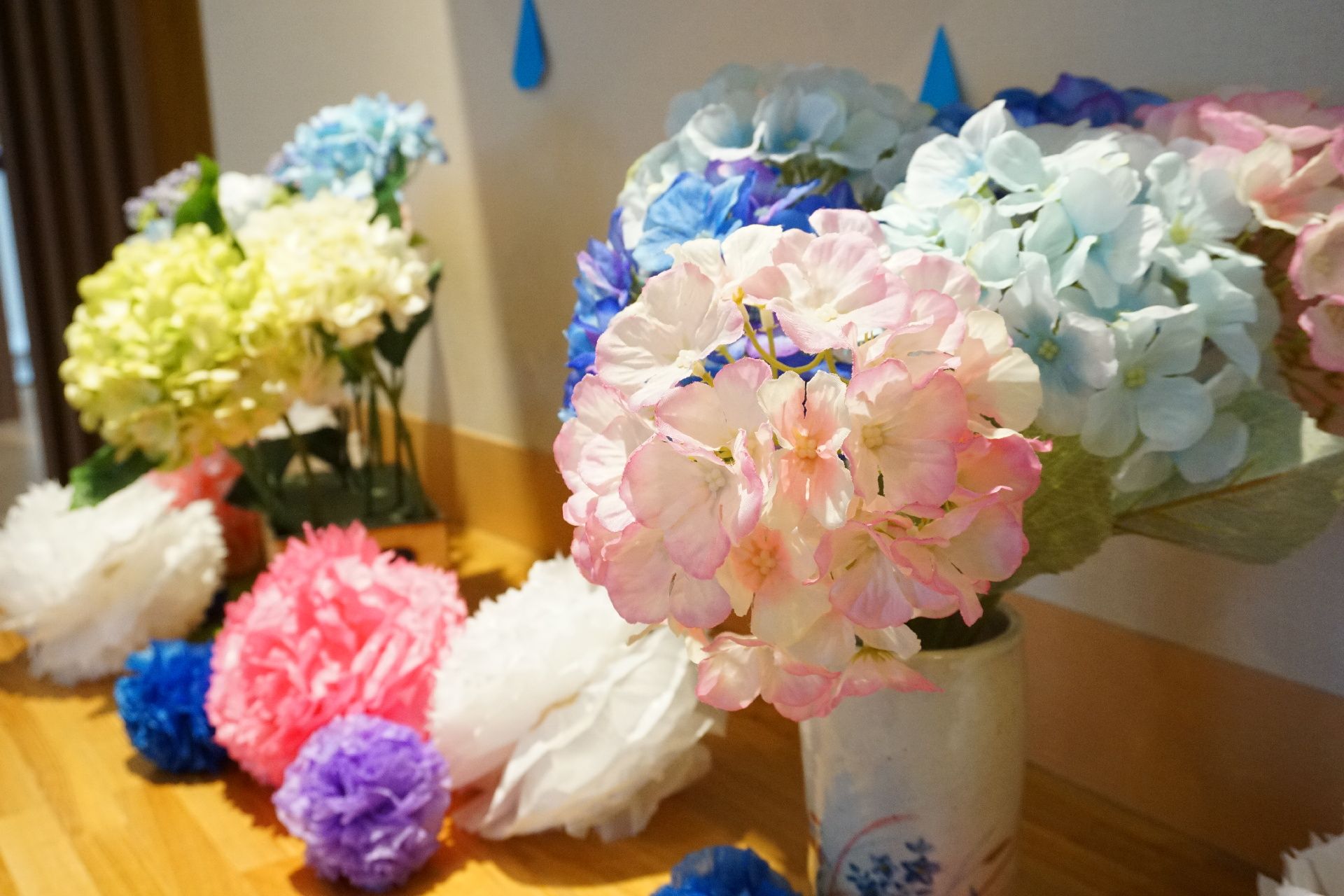 展示スペースに飾られている花瓶に挿された色とりどりの花
