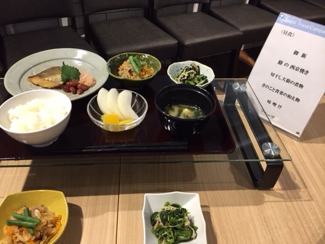 焼き魚と切り干し大根ときのこと青菜の和え物とごはんと味噌汁のセット