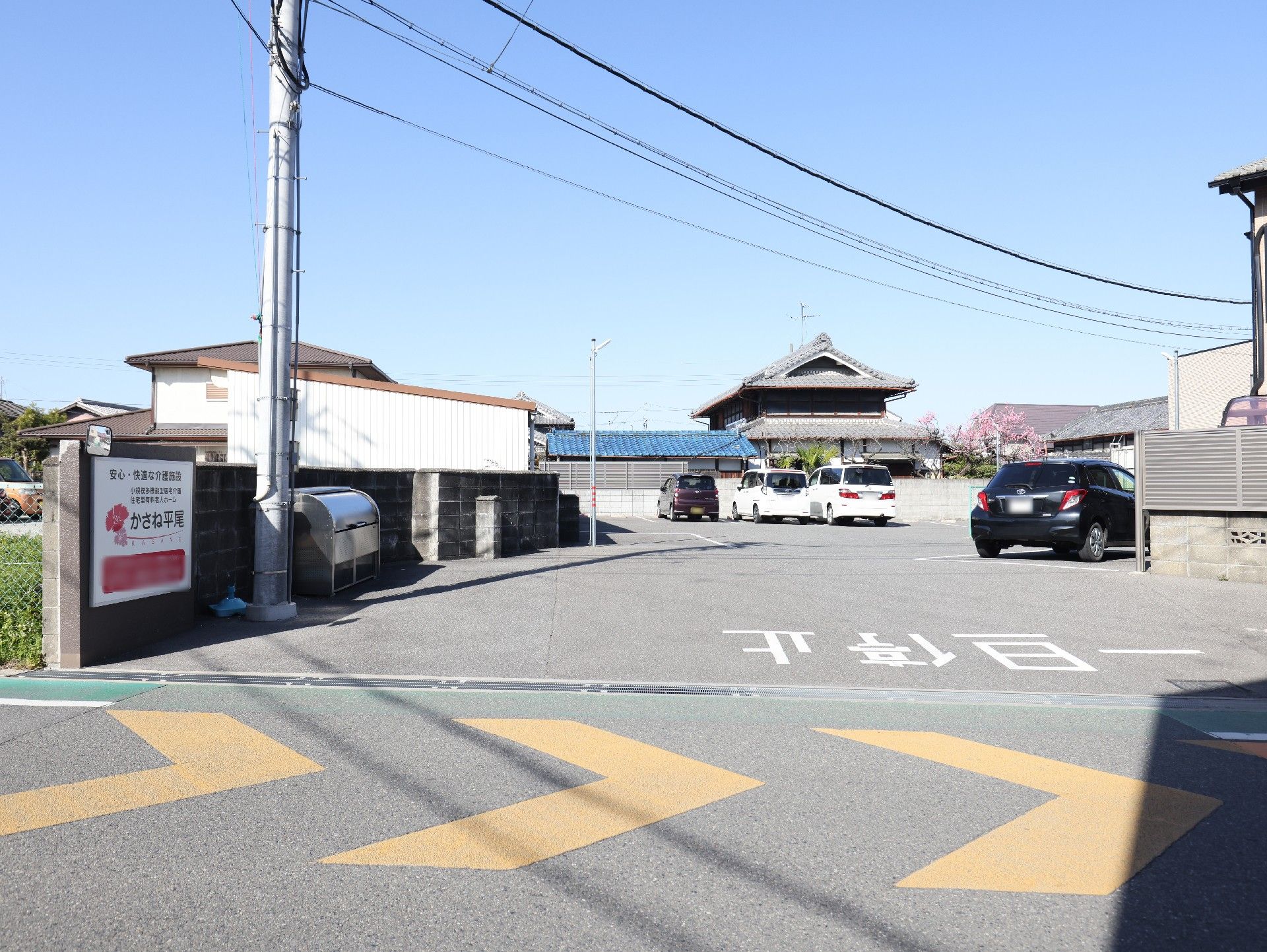 駐車場も近くに設置してある介護施設の外観
