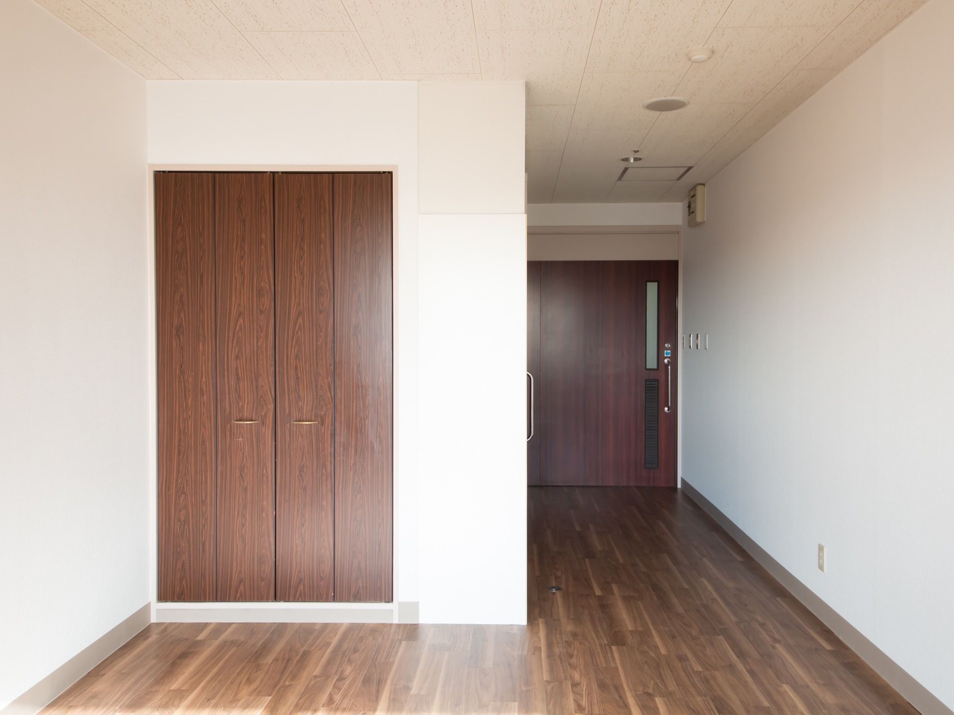 居室の出入口の近くの天井にはスピーカーがある。緊急の際などには各入居者様にアナウンスすることが可能である。