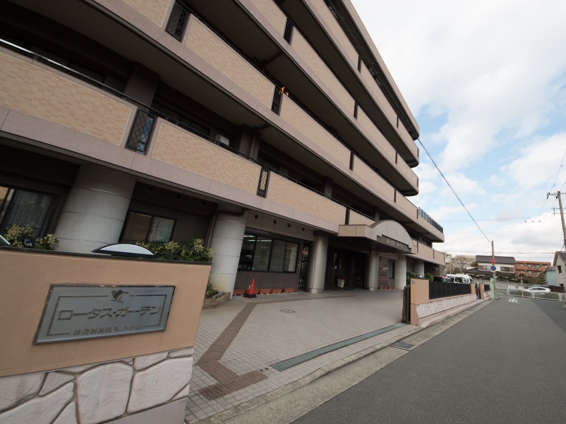 南側の各階にはルーフバルコニーを設置している。入居者様の居室間の隔壁はなく、自由に行き来することが可能である。