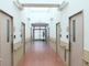明るく広々とした施設の廊下
