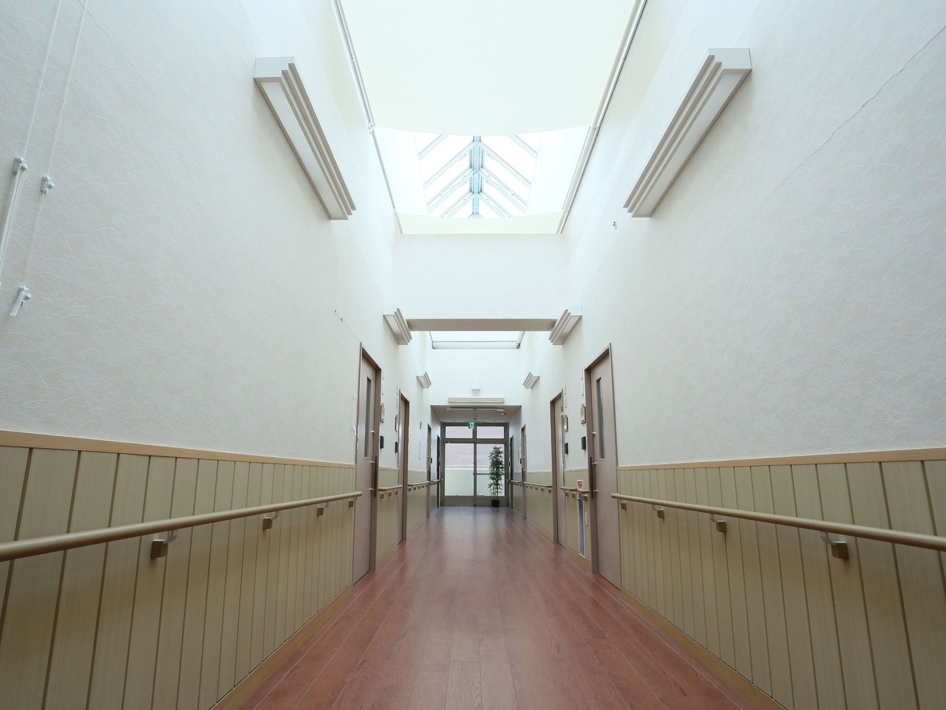 両側に手すりが設置されている長い廊下がある。天井は高く吹き抜けになっており、ガラス張りの天窓がついていて明るい。