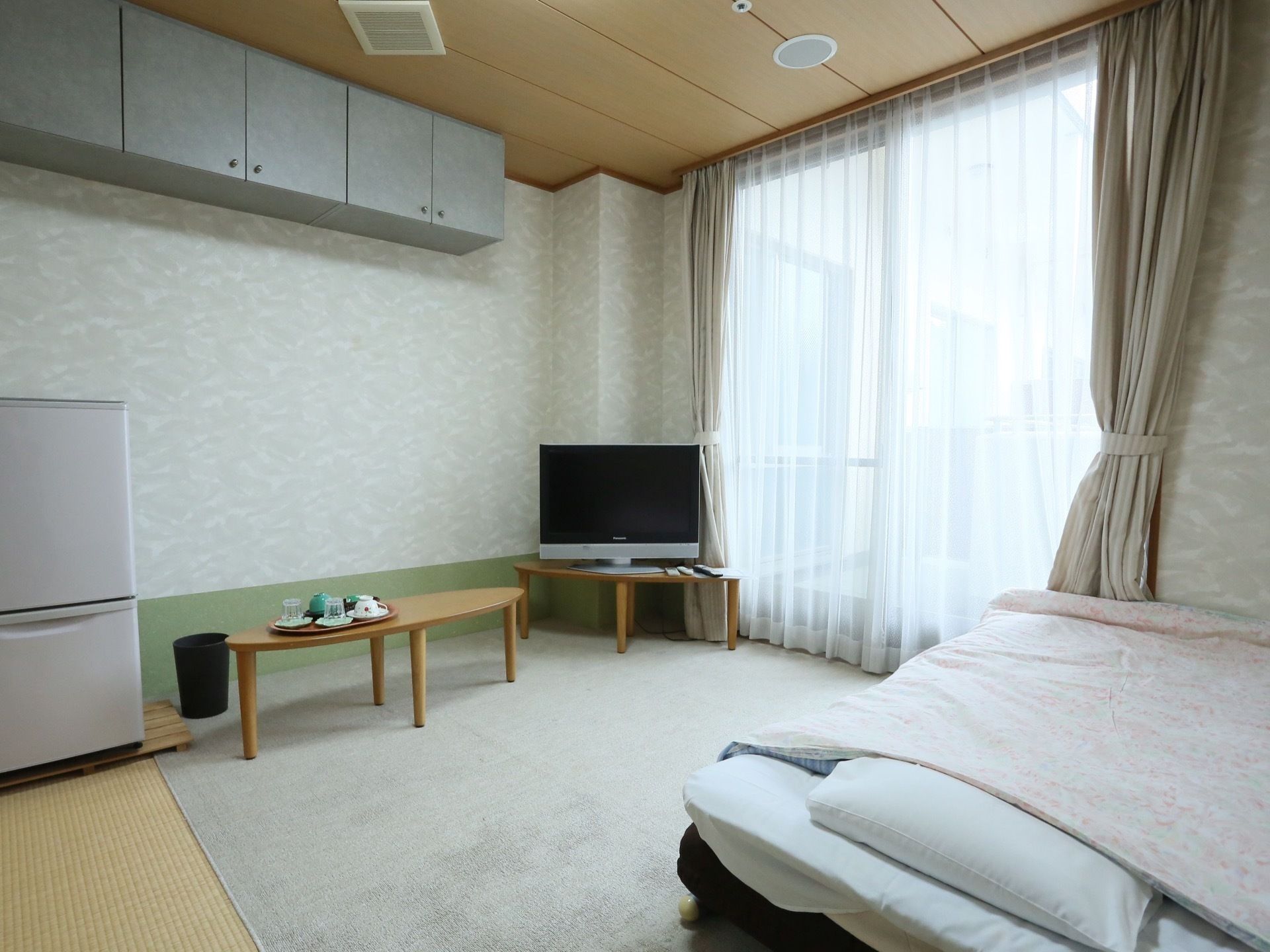 テレビやベッド、小型冷蔵庫などが配置された居室