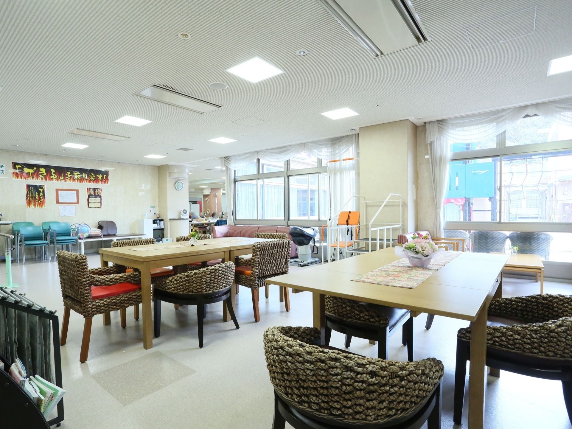 テーブルセットの配置された共有スペース