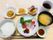 刺身をメインとした和定食風の食事。きれいな陶器の皿に盛られている。