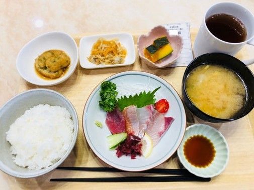 刺身をメインとした和定食風の食事にはかぼちゃの煮物などの小鉢もついている。