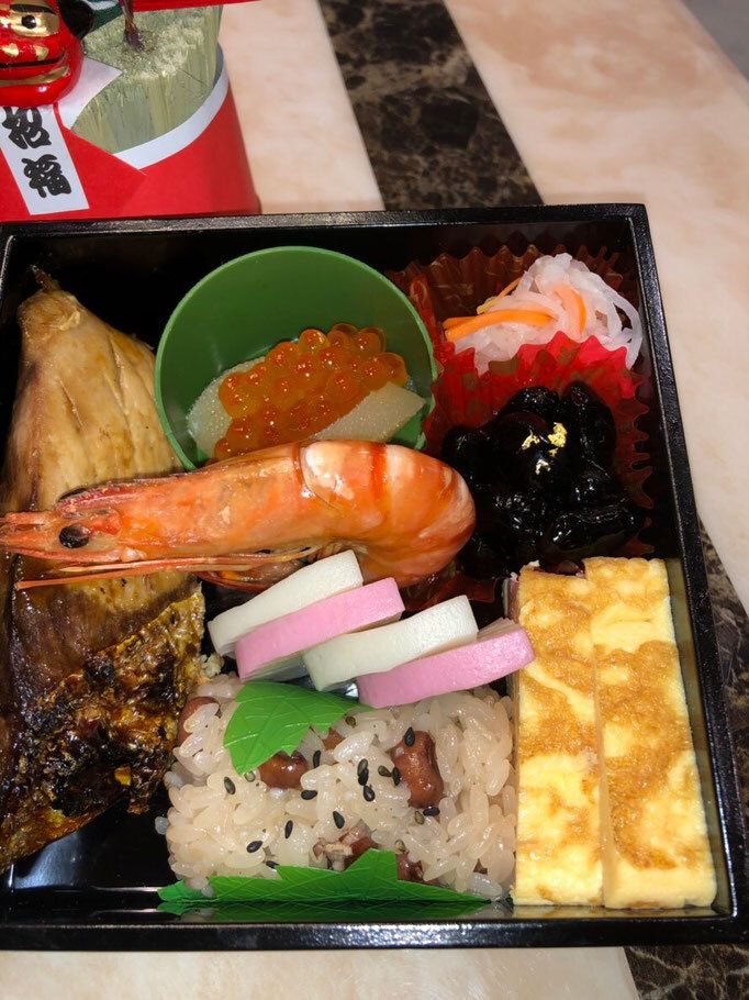 海老や厚焼き玉子といくらや数の子、黒豆や酢の物、赤飯のセット