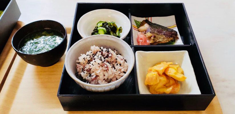 赤飯と焼き魚とわかめときゅうりの酢の物や味噌汁のセット