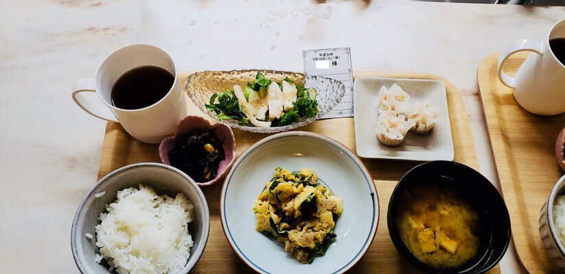 ごはんと味噌汁のセットが付いたメニュー