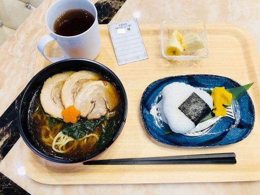 チャーシューとわかめをトッピングしたラーメンとおにぎり、バナナのデザートのセット