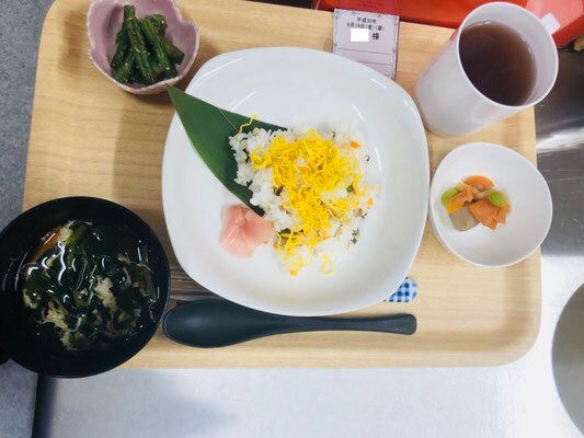 ちらし寿司と味噌汁と野菜のおひたしのセット