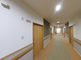 介護施設の明るく清潔な廊下