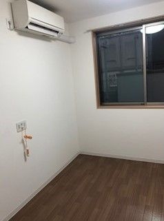 エアコンや緊急通報装置がついた居室。窓にはまだカーテンが付けられていない。