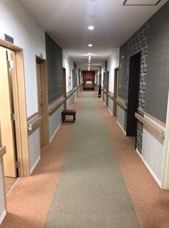廊下は両サイドに手すりが付いている。居室は引き戸で開け閉めが楽にできる。