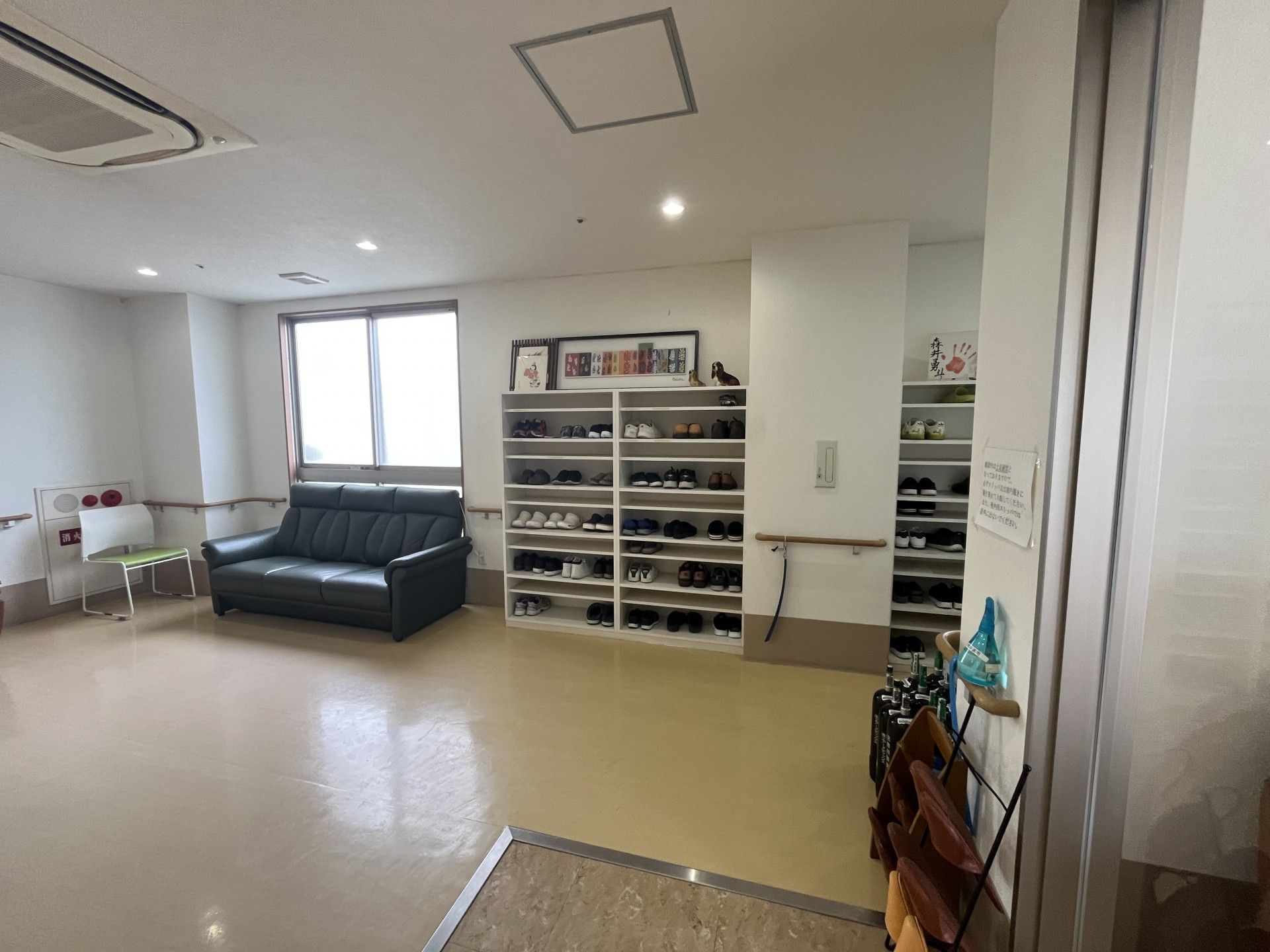 靴棚とソファのある空間