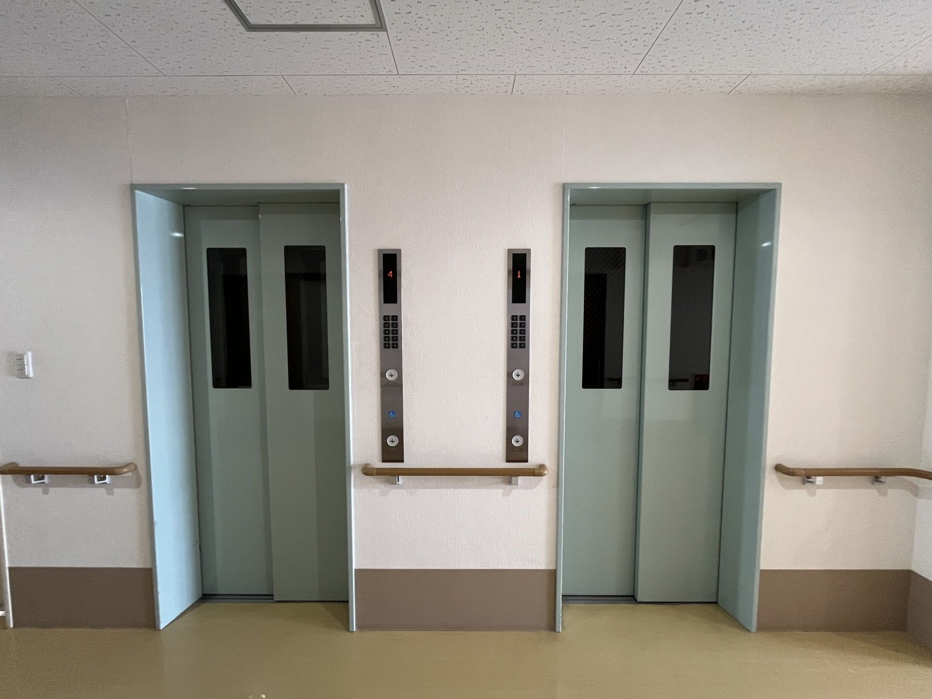 エレベーターの前の廊下