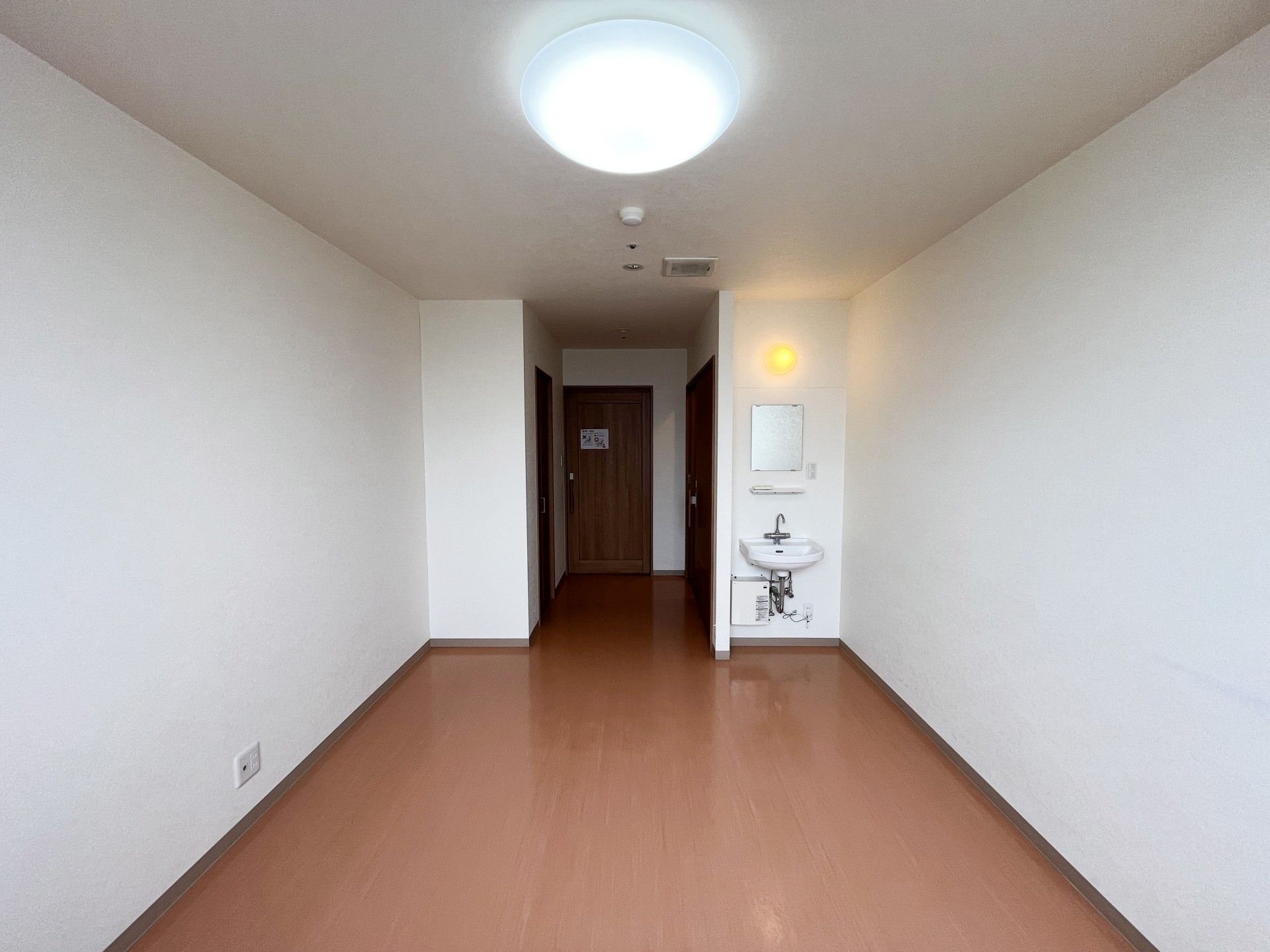 シンプルな個室の入口