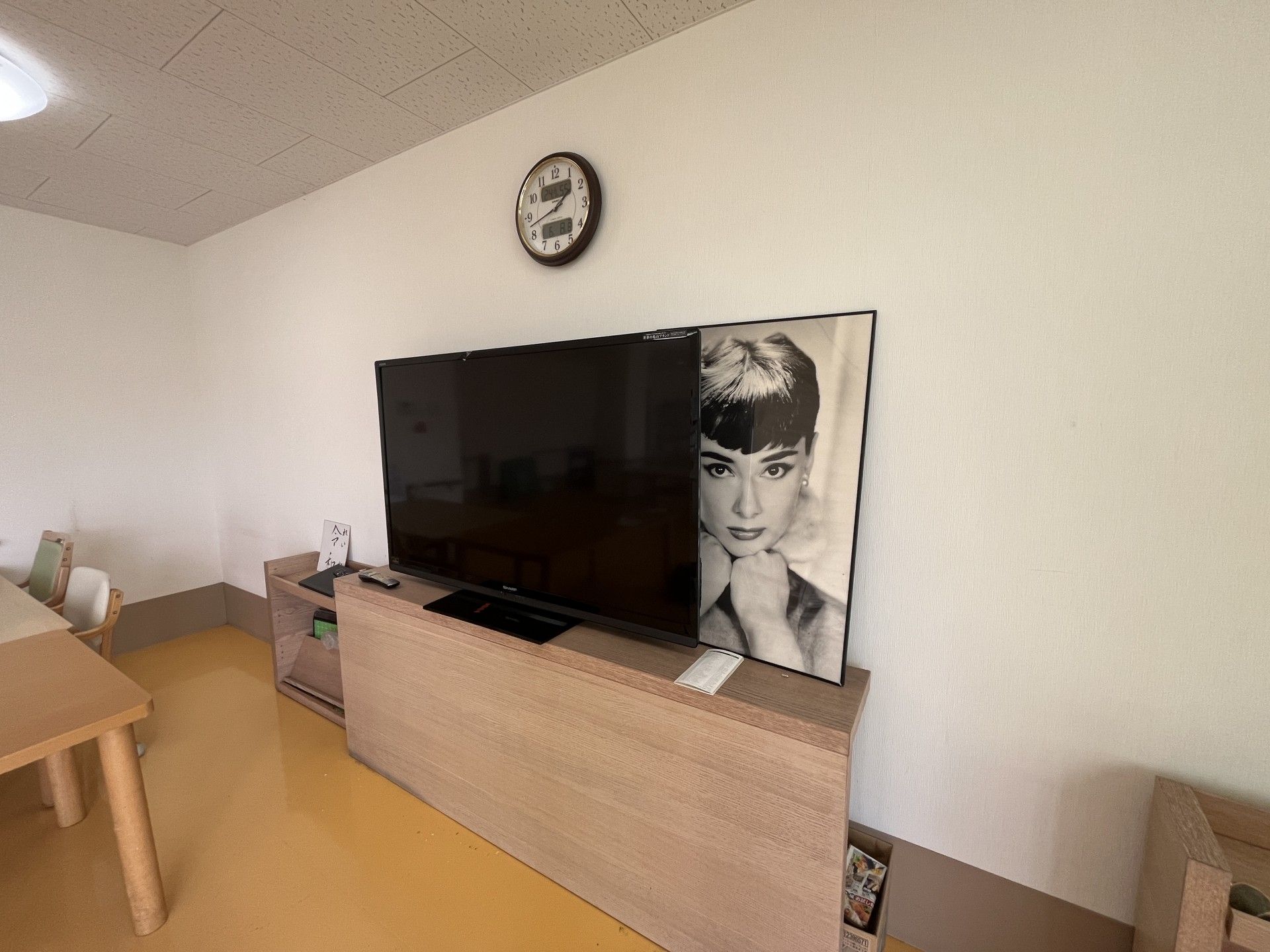テレビと時計のある部屋