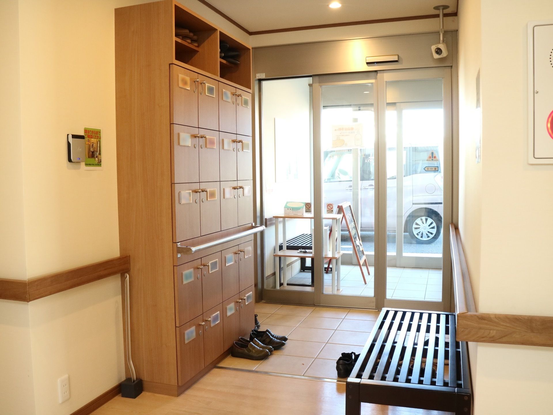 自動ドアが2重に設置された玄関がある。壁際にはベンチが置かれており、館内の壁には手すりが備え付けられている。