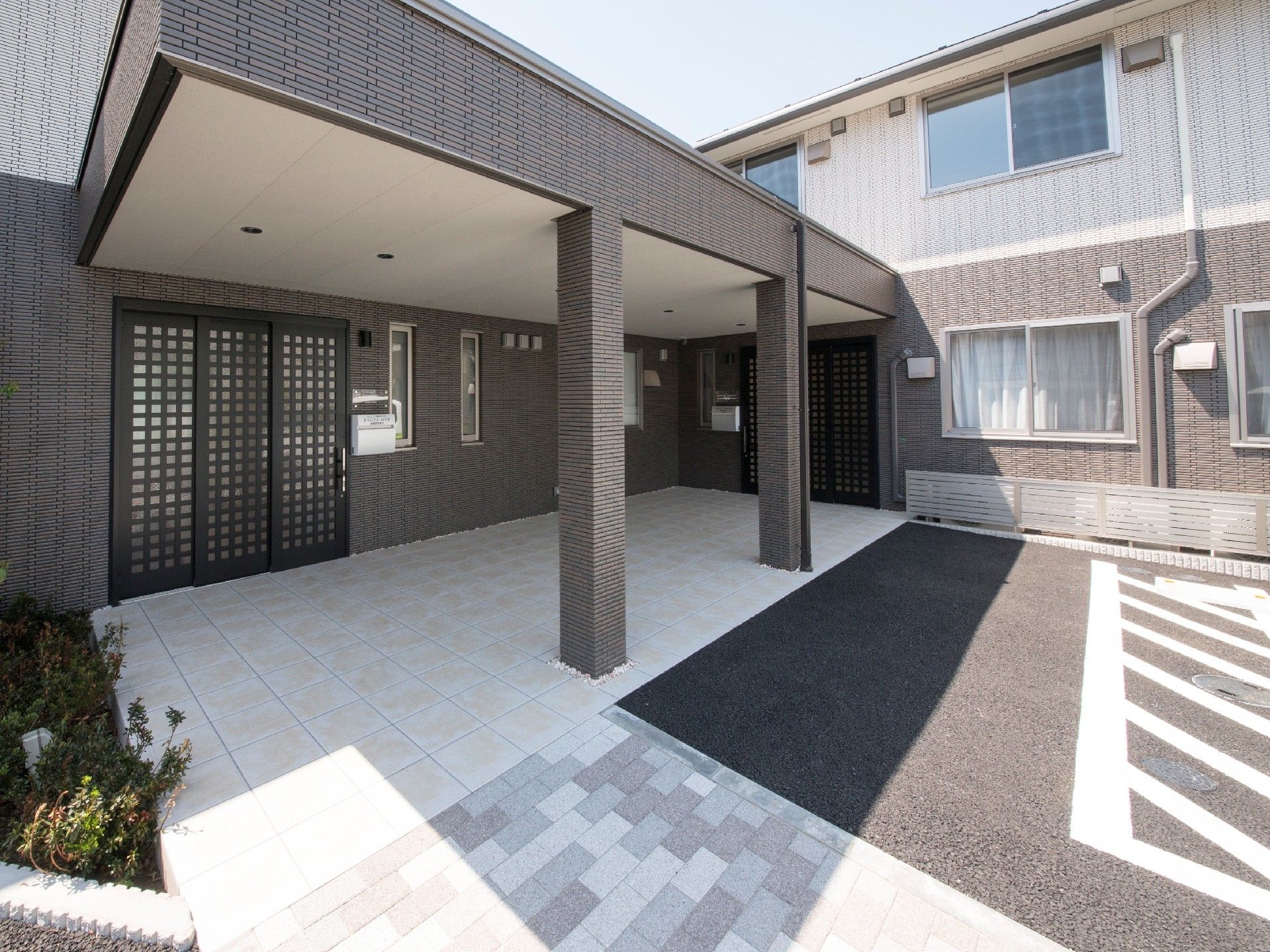 エントランス近くには花壇があり、玄関ドアは大きい。車寄せが付き駐車スペースも近い。