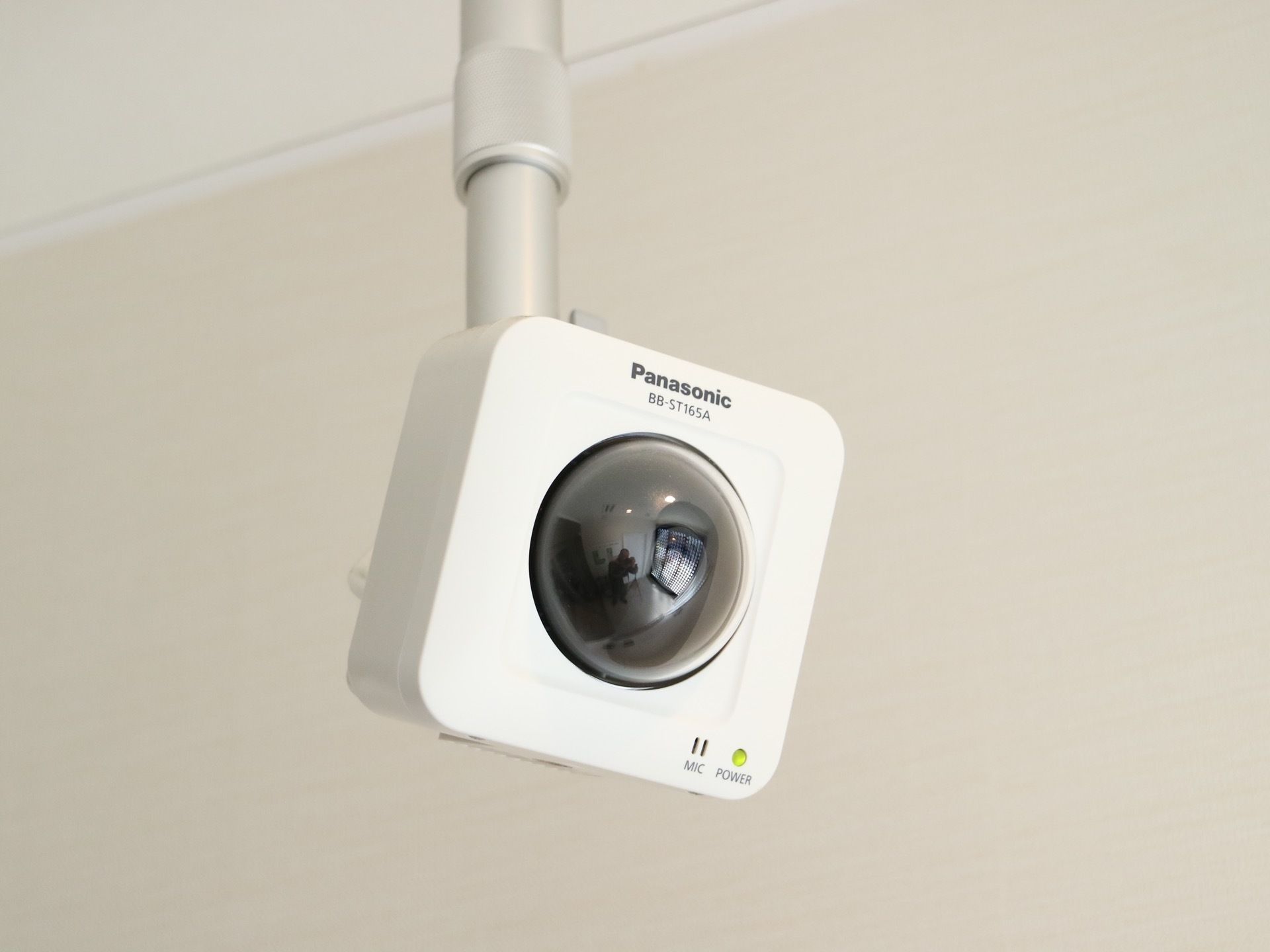 某有名電機メーカーの防犯カメラが天井に設置されている。施設内への出入りを監視し、防犯につなげている。