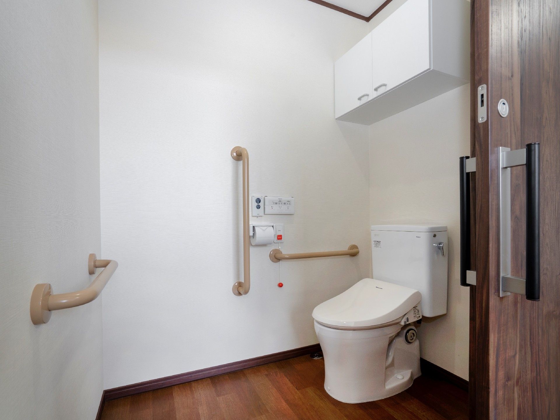 手すりが縦・横に設置されたトイレには呼び出しボタンもある。