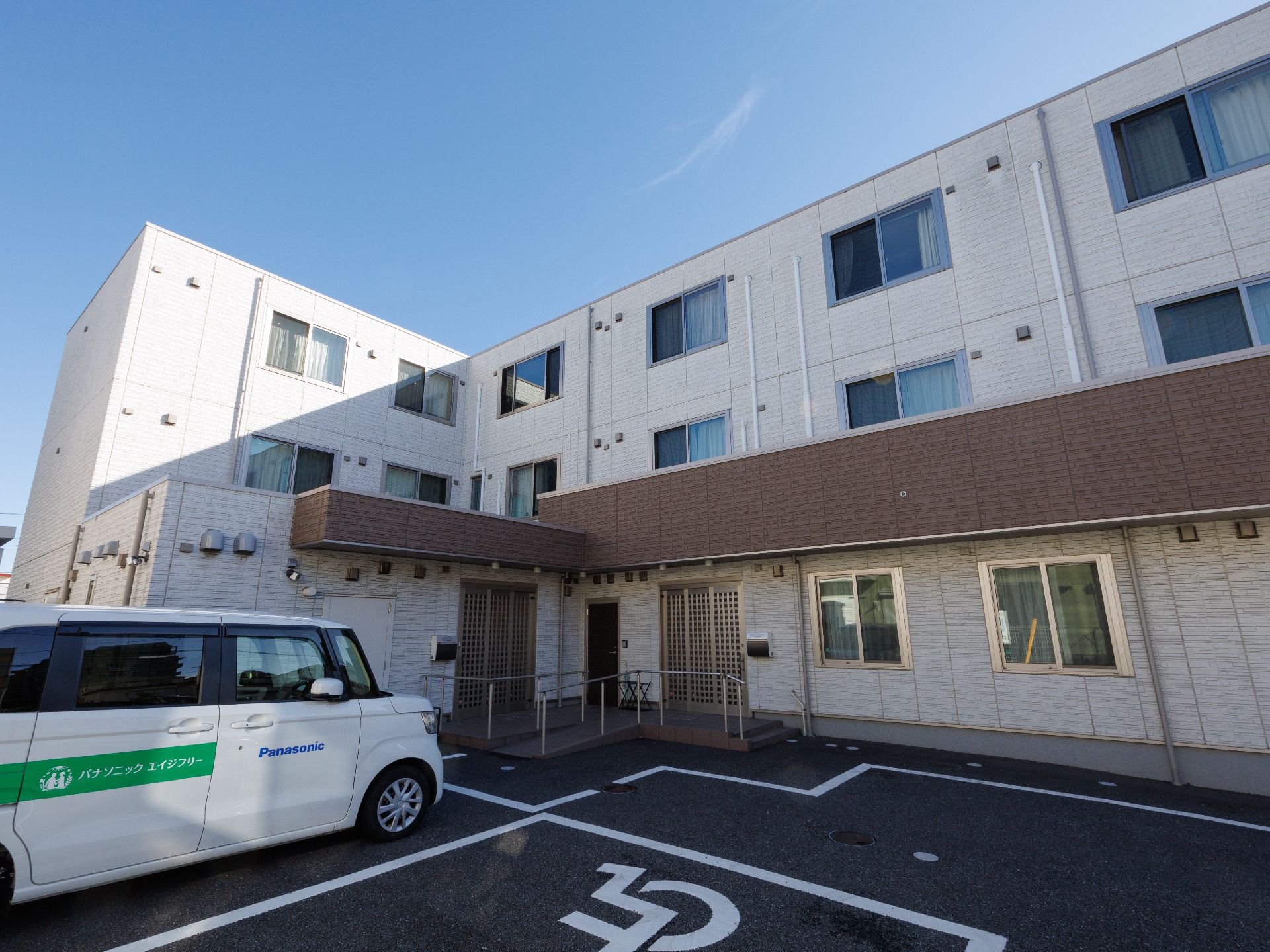 施設前に車が停まっている外観
