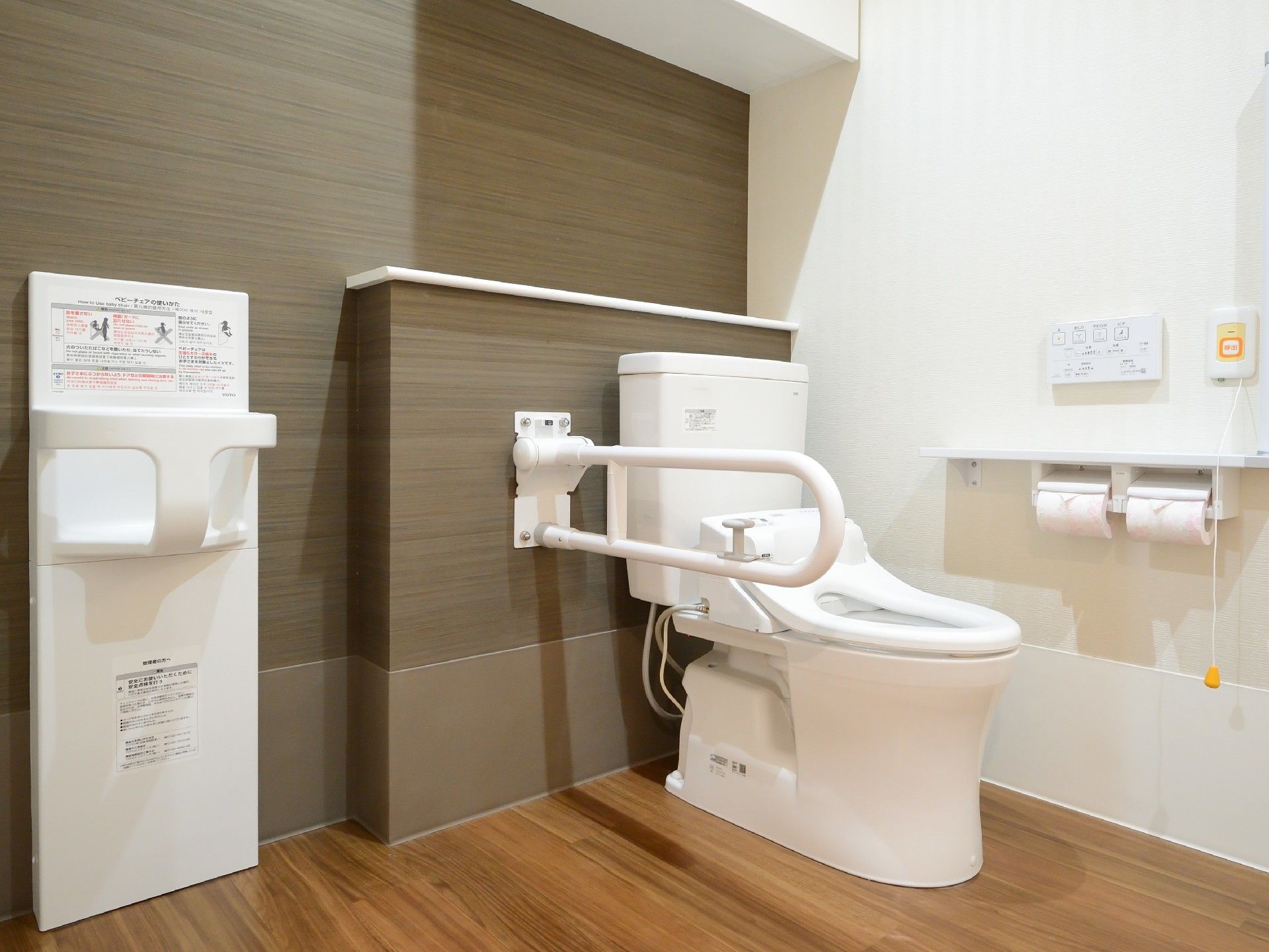 トイレは広く、手洗い場もついている。シンプルなトイレの両サイドに手すりが付き、安全に使用できる。