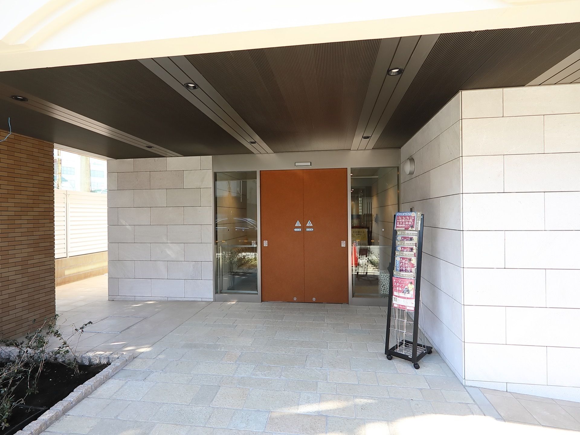 大きな屋根が設置された玄関前のスペースである。雨や、夏の強い日差しを防ぐことができるので便利である。