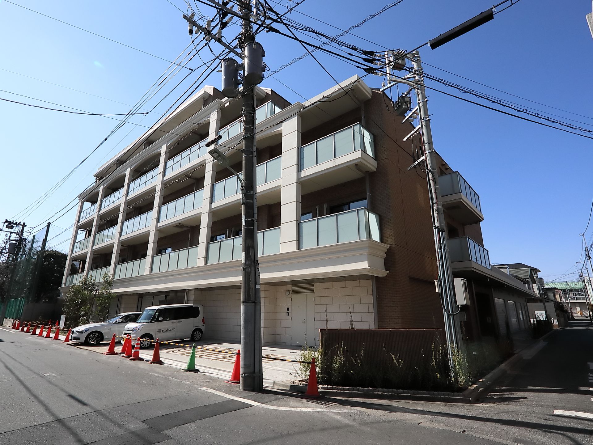 ５階建てのどっしりとした雰囲気の建物。階段のように４階と５階部分はほかの階よりも面積が狭くなっている。