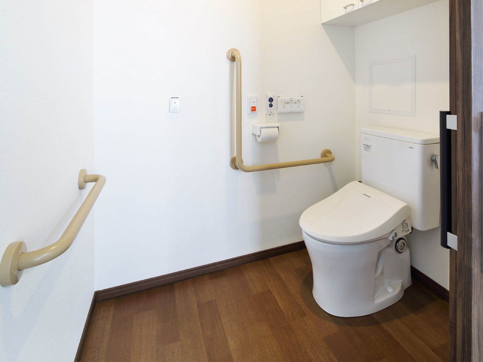 手すりが設置されたトイレには呼び出しボタンや収納も付いている。