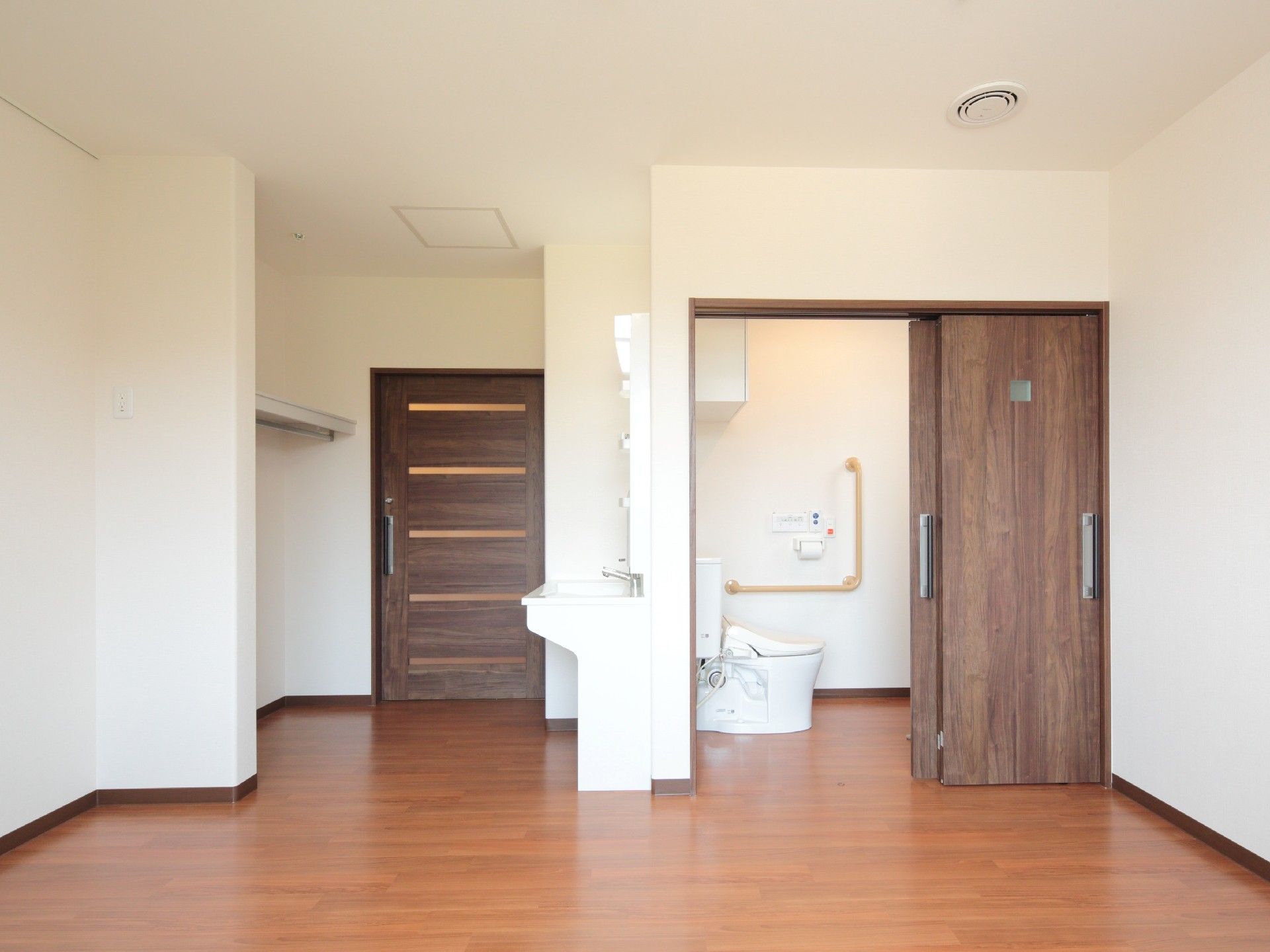 シンプルなフローリングの居室にはトイレや洗面、収納が付いているが、まだ家具は置かれていない。